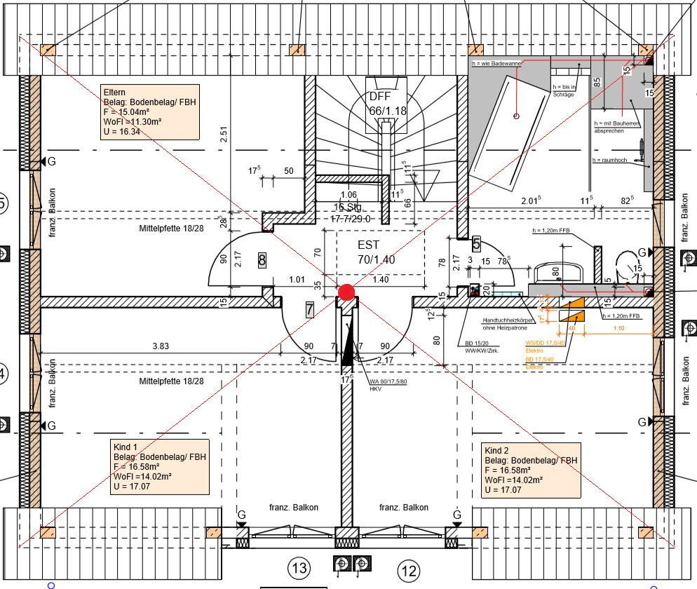 Grundriss eines Wohnhauses mit zentraler Treppe, Balkonen und mehreren Zimmern.