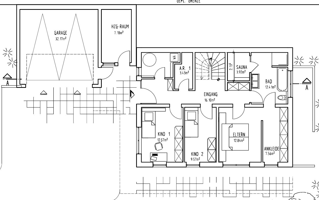 Grundriss eines Hauses: Garage, Heizraum, Eingangsbereich, Treppen, Bad, Sauna, Eltern- und Kinderzimmer.