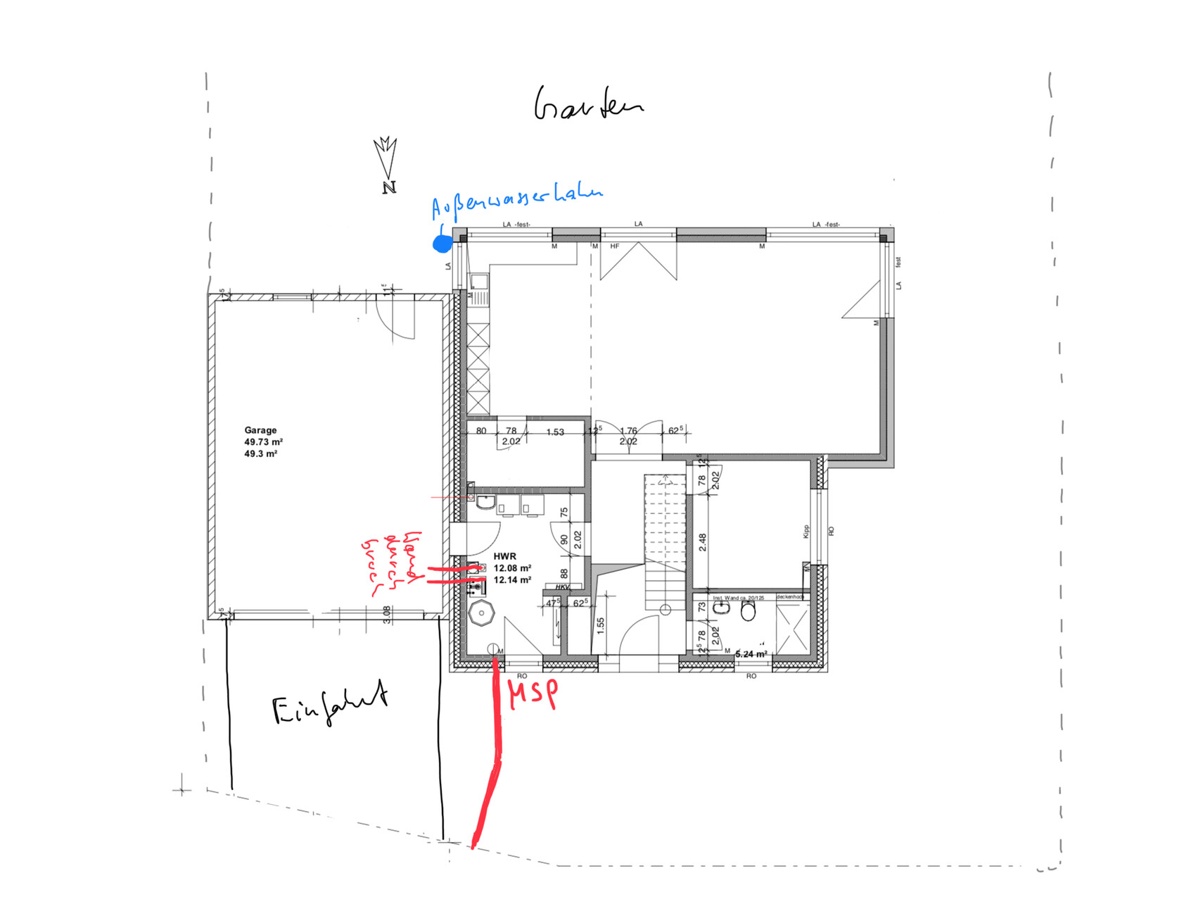 Grundriss eines Hauses mit linker Garage, Eingangsbereich unten, farbige Markierungen.