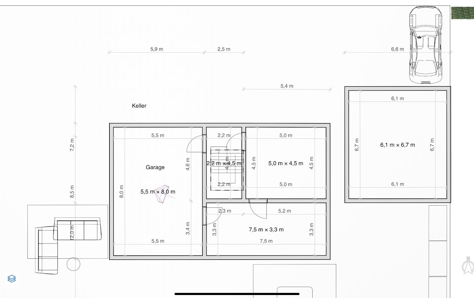 Grundrissplan eines Hauses mit Garage, Keller und mehreren Räumen.