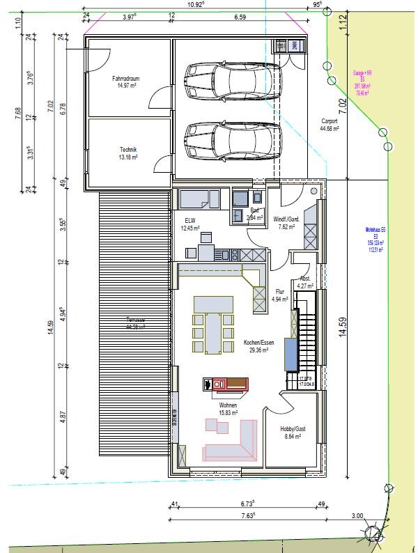 Detaillierter Baugrundriss eines Hauses mit Garage, Terrasse, Küche, Essbereich und Wohnbereich.