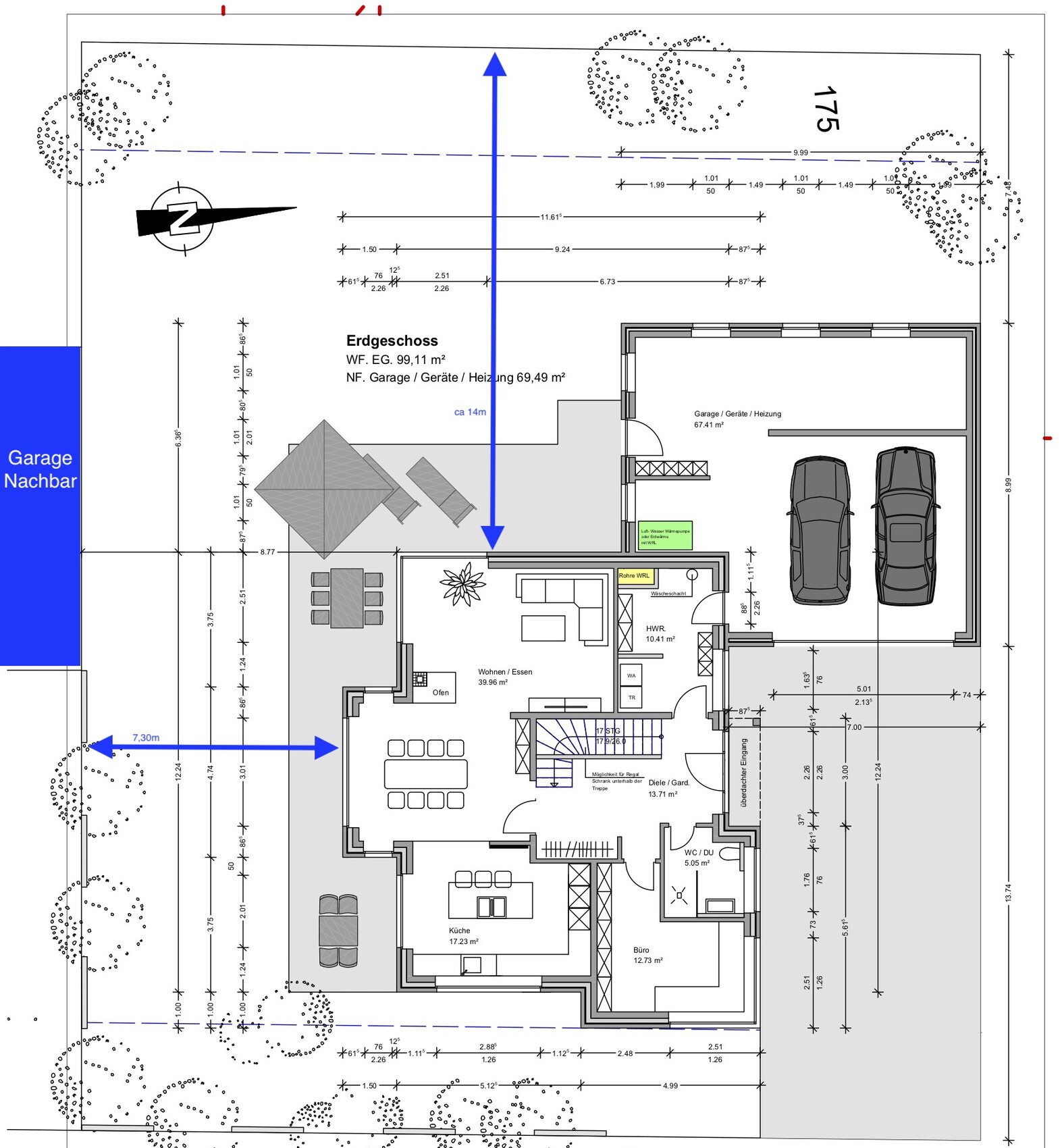 Grundriss eines Hauses mit Garage, Wohn- und Küchenbereich, Treppenhaus, Garten und Maßangaben.
