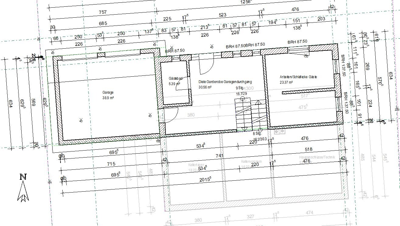 Grundriss eines Hauses: Garage links, Flur, Gästezimmer, Diele, Treppe, Arbeitsbereich rechts.