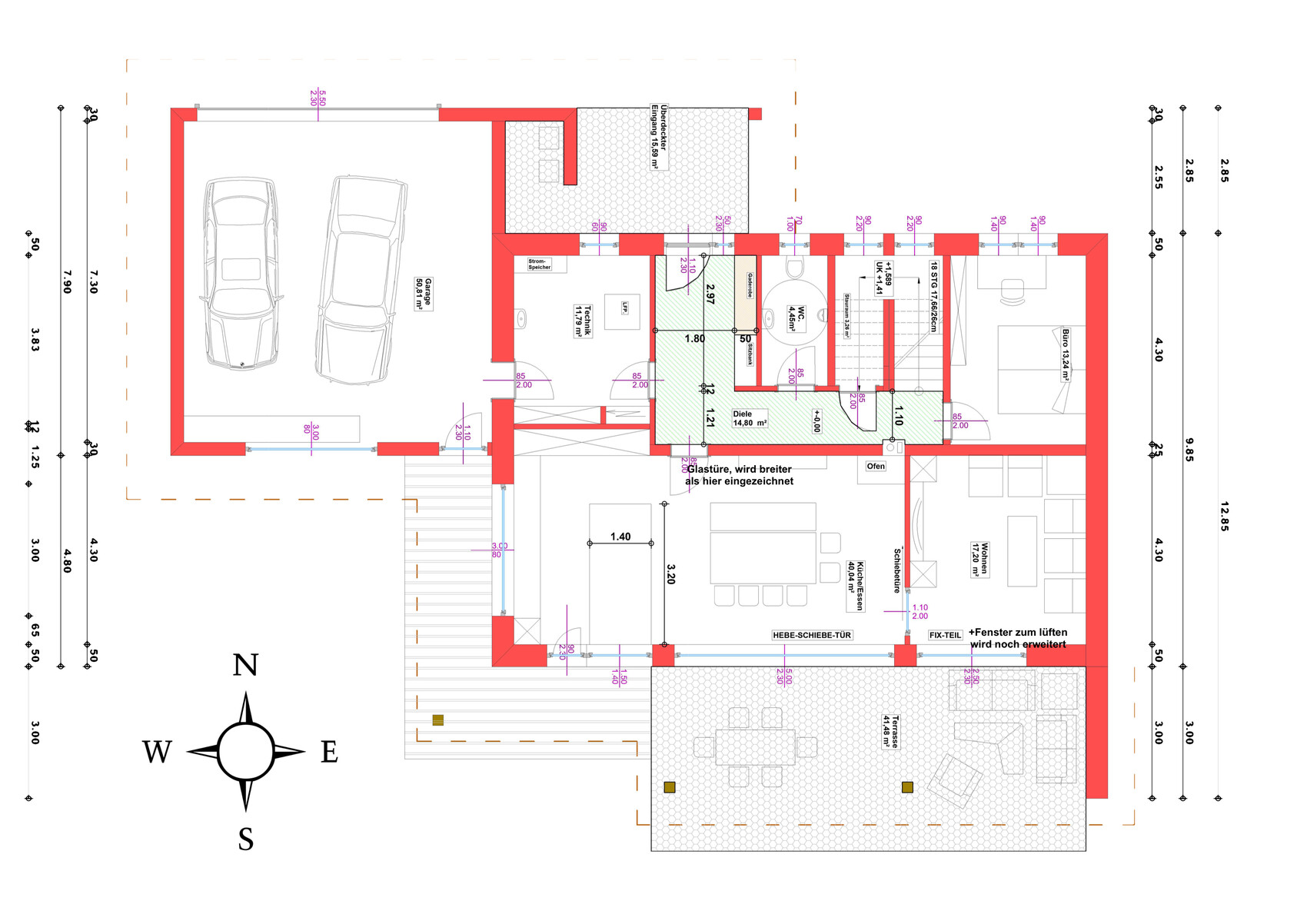 Grundriss eines Hauses: Garage mit zwei Autos links, Diele, Küche, Wohnzimmer und Terrasse.