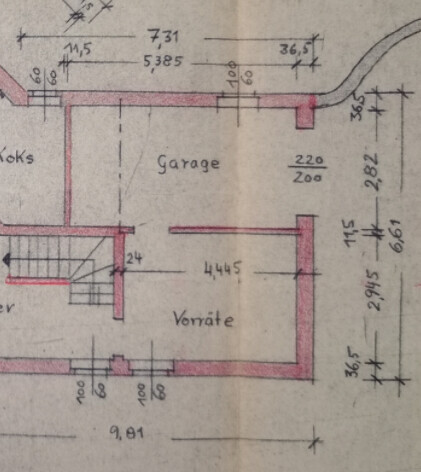 Grundrissplan eines Hauses mit Garage und Vorratsraum, sichtbare Wände und Maße.