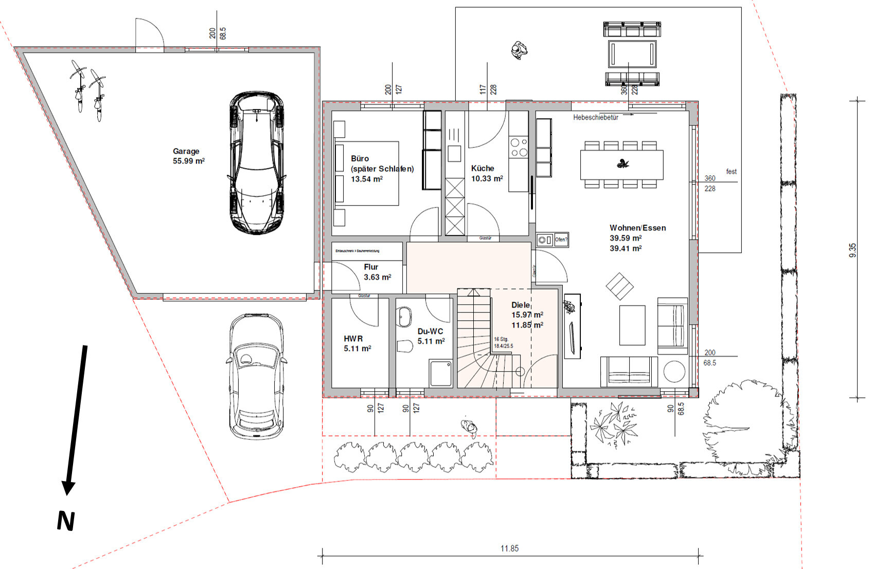 Grundriss eines Einfamilienhauses mit Garage, zwei Autos, Wohn-/Essbereich, Küche, Büro.