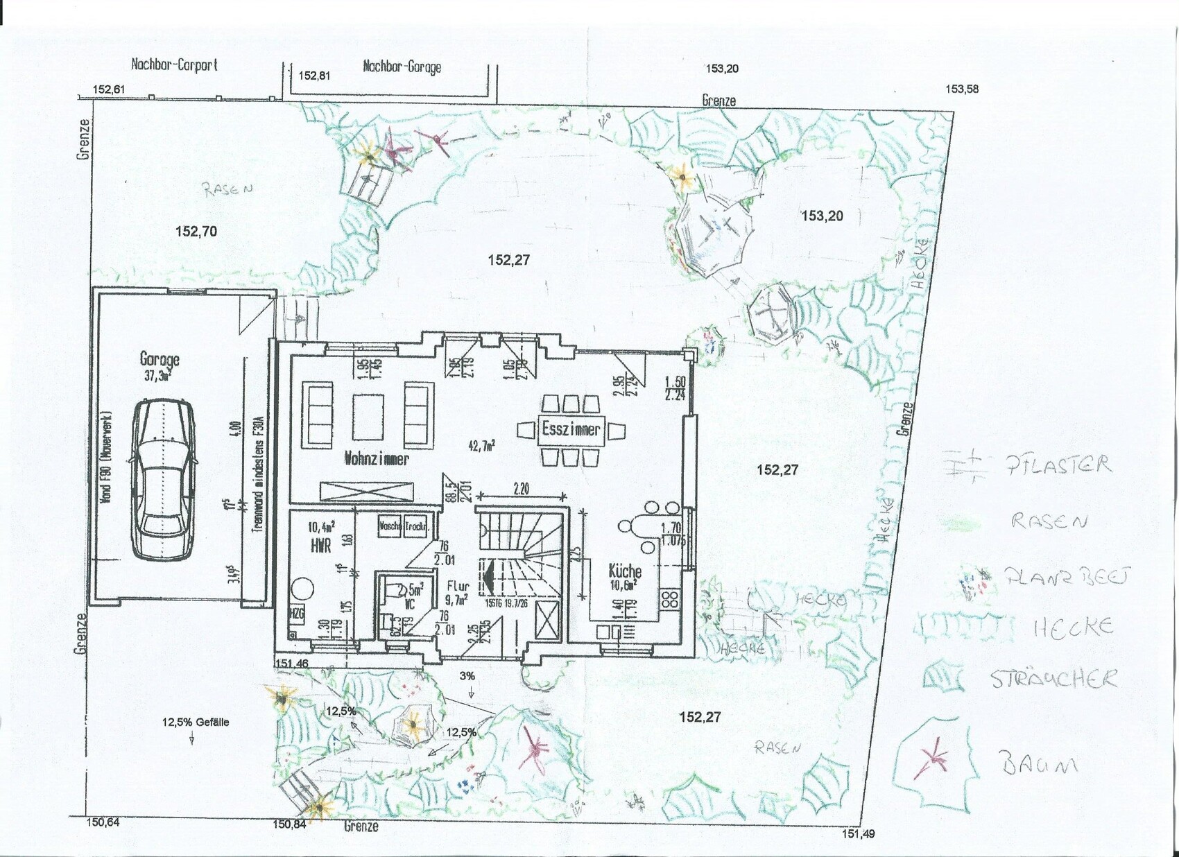 Grundriss eines Hauses mit Garage, Wohn- und Essbereich und Gartenumgebung.