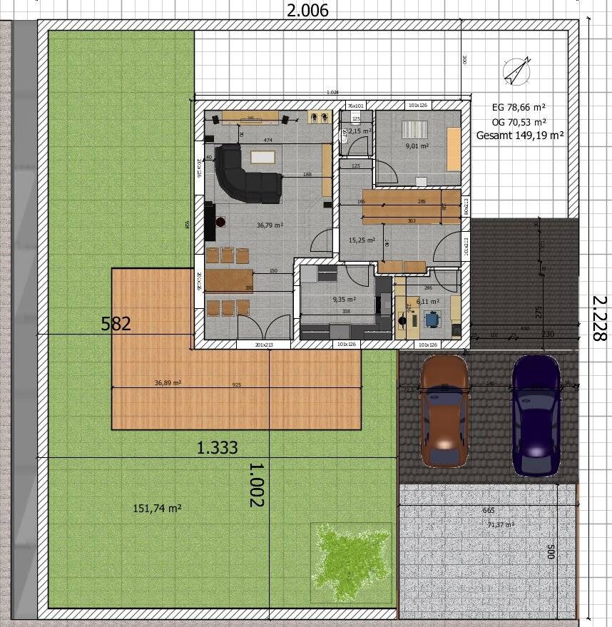 Grundriss eines Hauses mit Innenräumen, Garten, Holzterrasse, Zufahrt und zwei Autos.