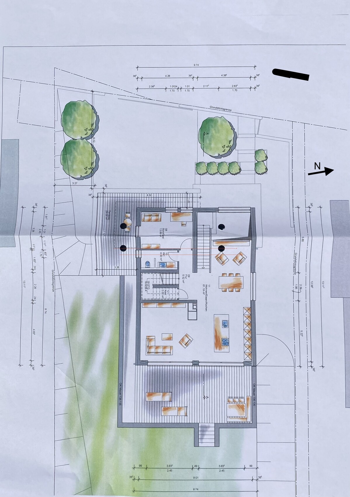 Grundriss eines Hauses mit Garten, Bäumen, Terrasse und Innenräumen; Nordrichtung.