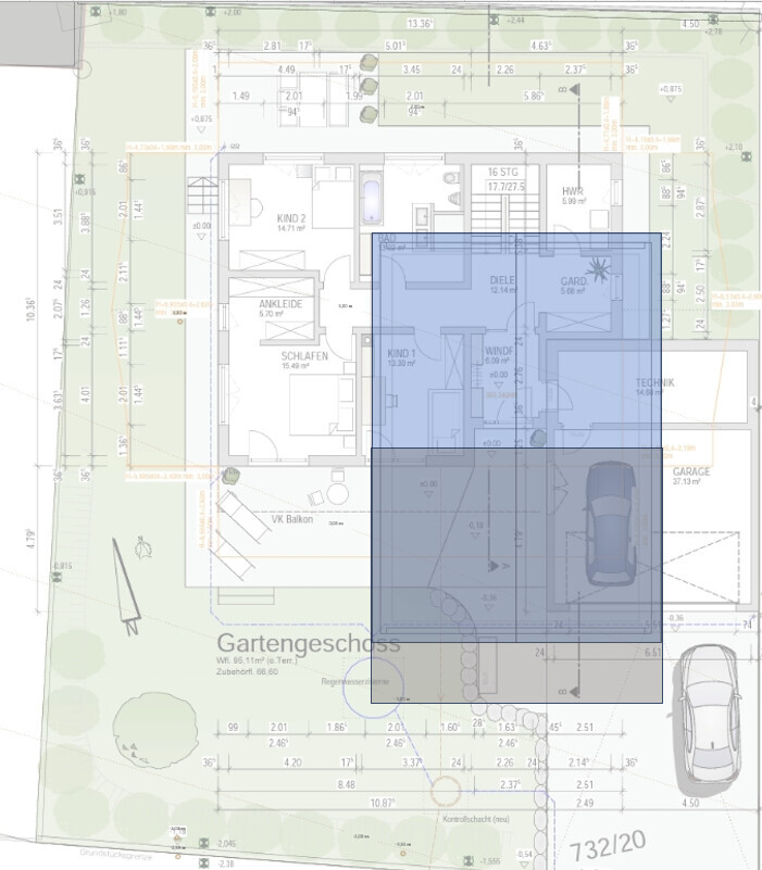 Grundriss eines Hauses mit Garten, Terrasse und Garage, blau markierter Innenbereich.