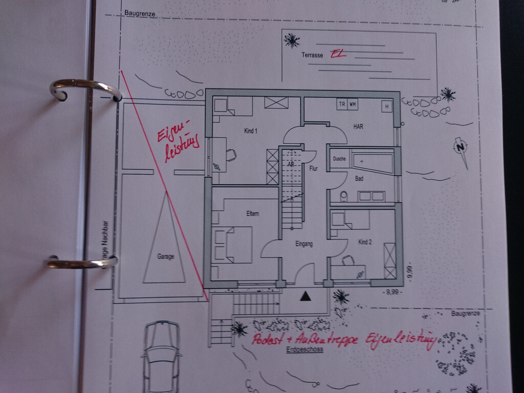 Grundriss eines Hauses im Binder, zeigt Räume wie Eltern, Kind 1/2, Flur, Garage.