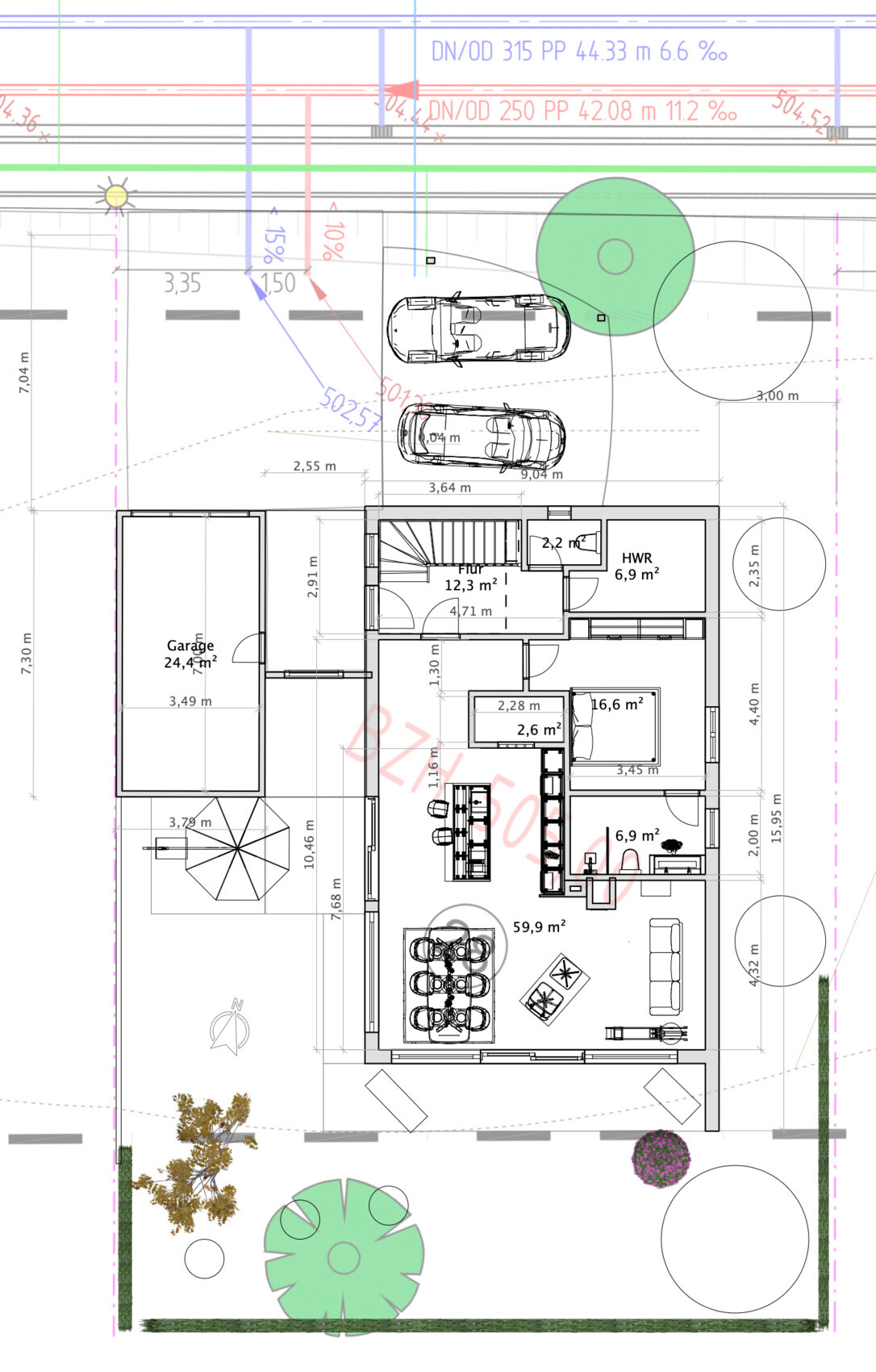 Grundriss eines Hauses mit Garage, Innenräumen, Garten und zwei geparkten Autos.