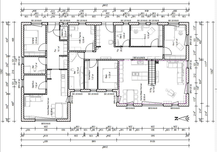 Grundriss eines Hauses mit mehreren Zimmern: Küche, Wohnzimmer, Bad, Schlafzimmer, Treppenhaus.