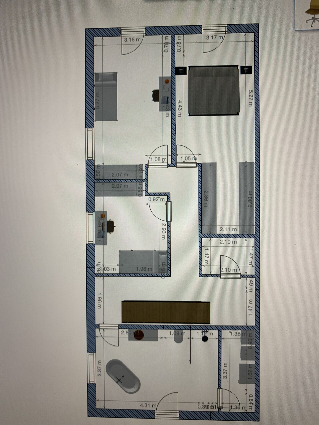 Grundriss eines Wohnhauses: Räume, Möbel, Türen, Fenster und Maßangaben.