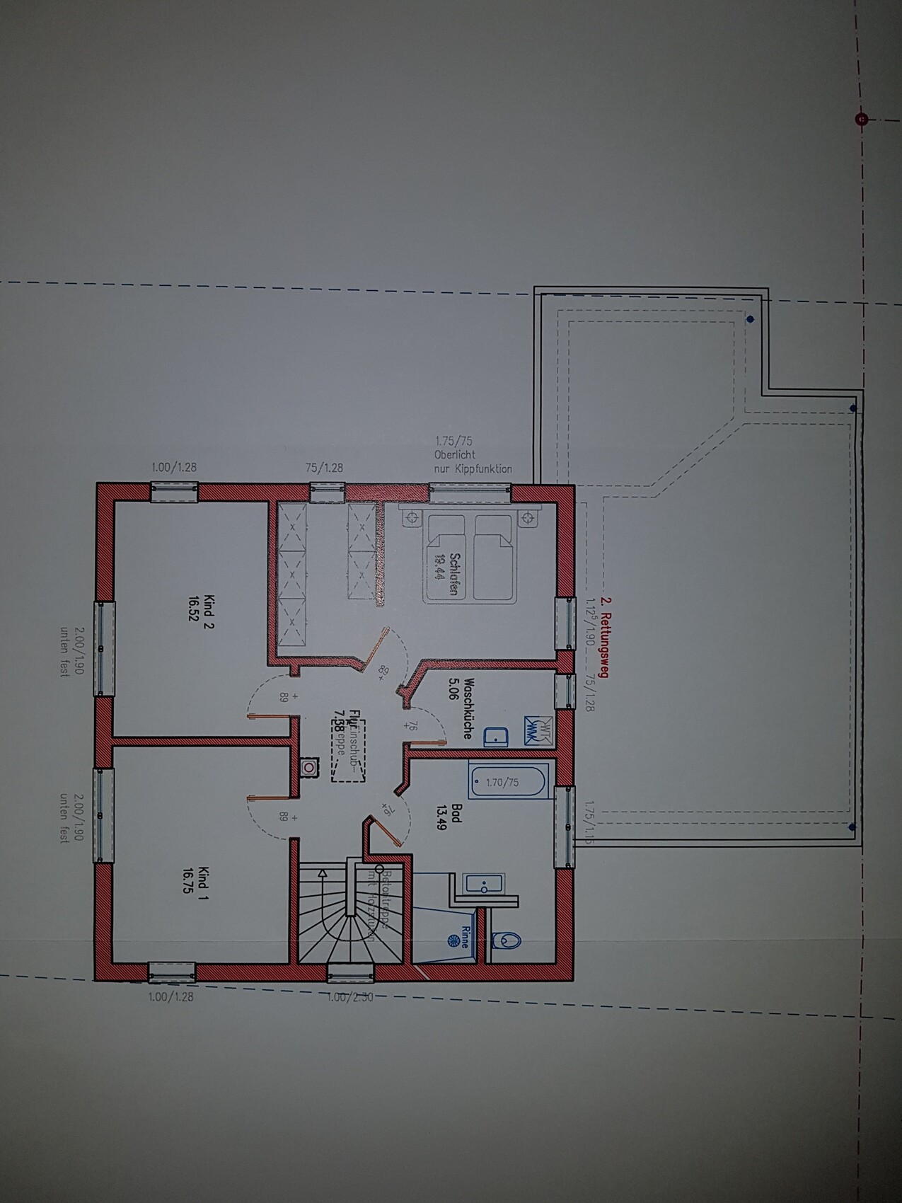 Grundriss eines Wohnhauses: zwei Kinderzimmer, Schlafzimmer, Bad, Waschküche, Flur und Treppenhaus.