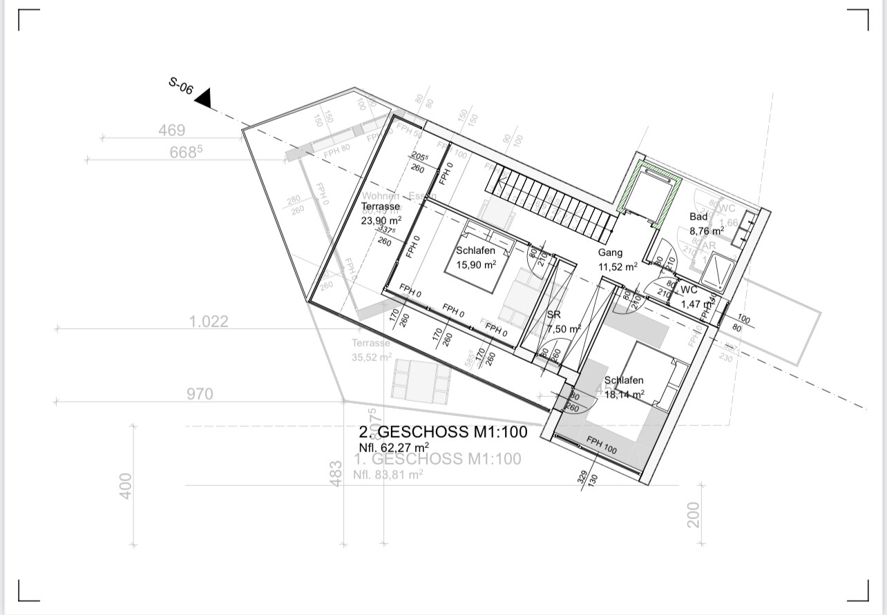 Grundriss eines Gebäudes im Maßstab 1:100 mit Zimmern, Terrassen und Treppenhaus.