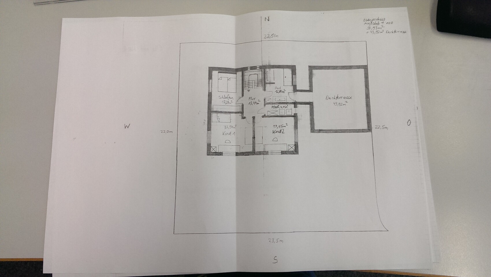 Grundriss eines Hauses mit Flur, Schlafzimmern, Bad und Dachterrasse auf Papier.
