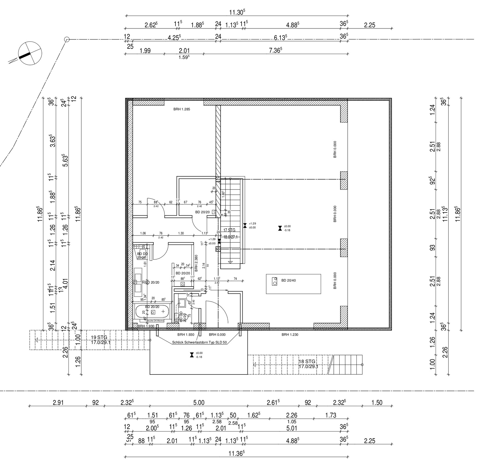 Grundriss eines Gebäudes mit Zimmern, Treppenhaus, Türen und Maßangaben.
