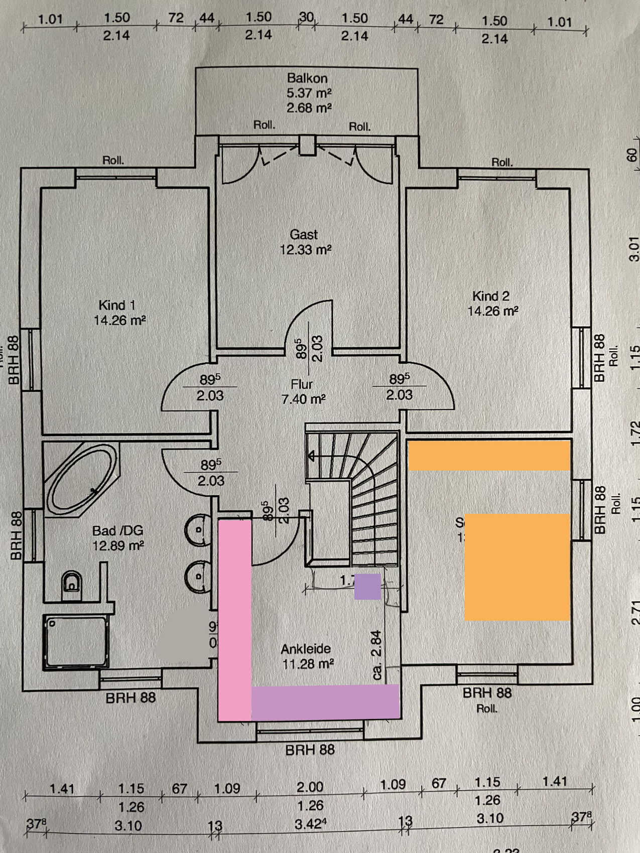Grundriss Obergeschoss mit Flur, Bad, Ankleide, Balkon, Gast und zwei Kinderzimmern.