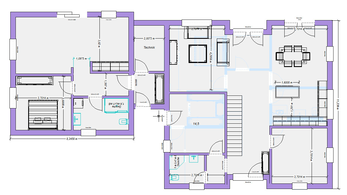 Grundriss eines Hauses mit mehreren Zimmern, Türen, Treppen und Möbeln.