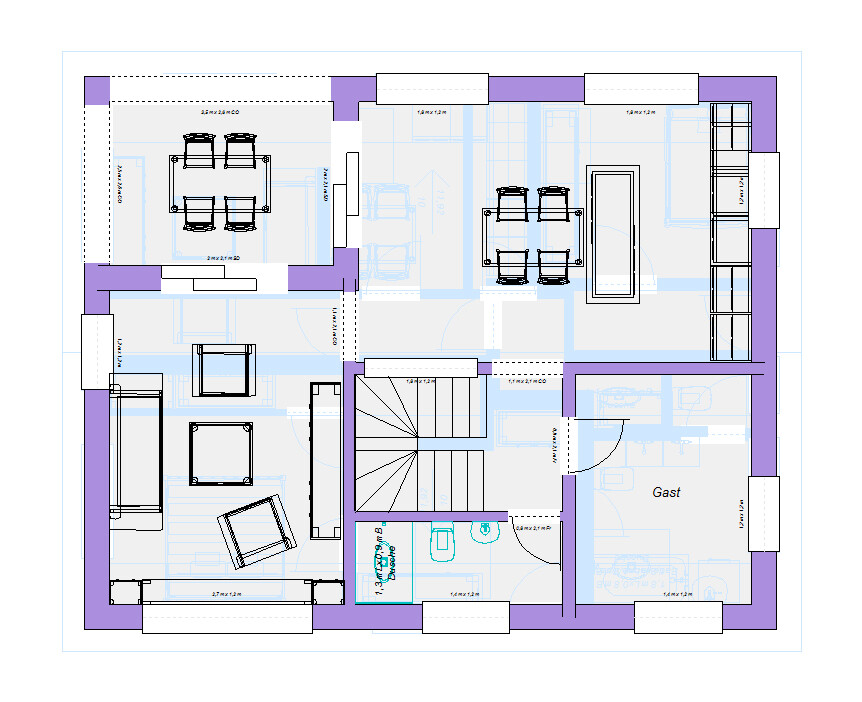 Grundriss eines Hauses mit Treppe, mehreren Zimmern und Gastzimmer.