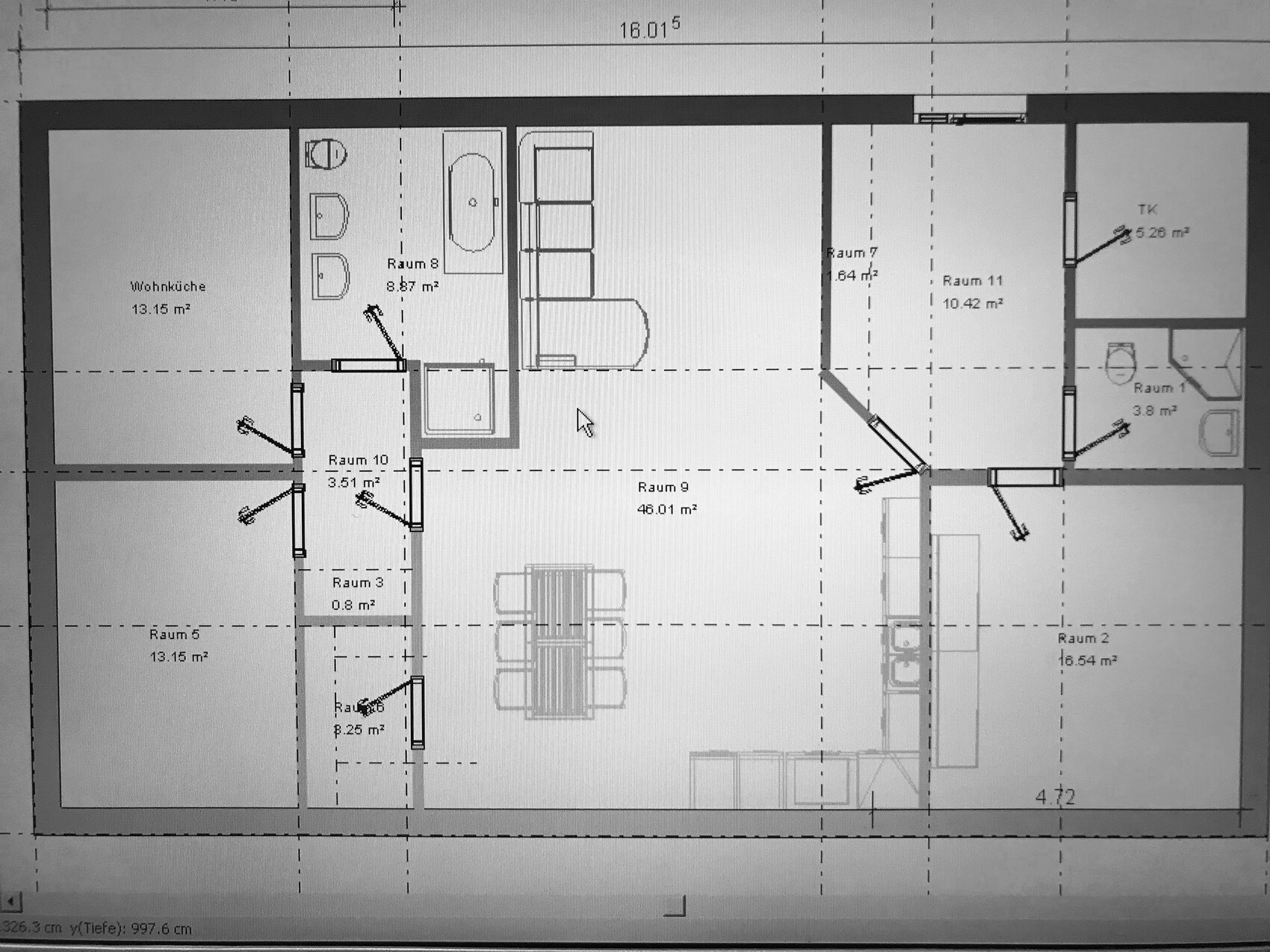 Grundriss einer Wohnung: Küche/Wohnküche, Badezimmer, Wohnzimmer mit Esstisch, mehrere Räume.