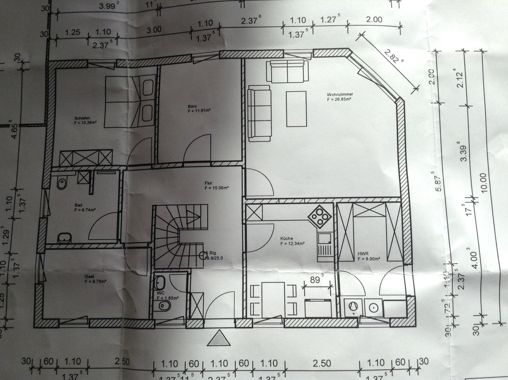 Grundriss eines Hauses mit Wohnzimmer, Küche, Schlafzimmer, Büro, Bad, WC, Flur, HWR.