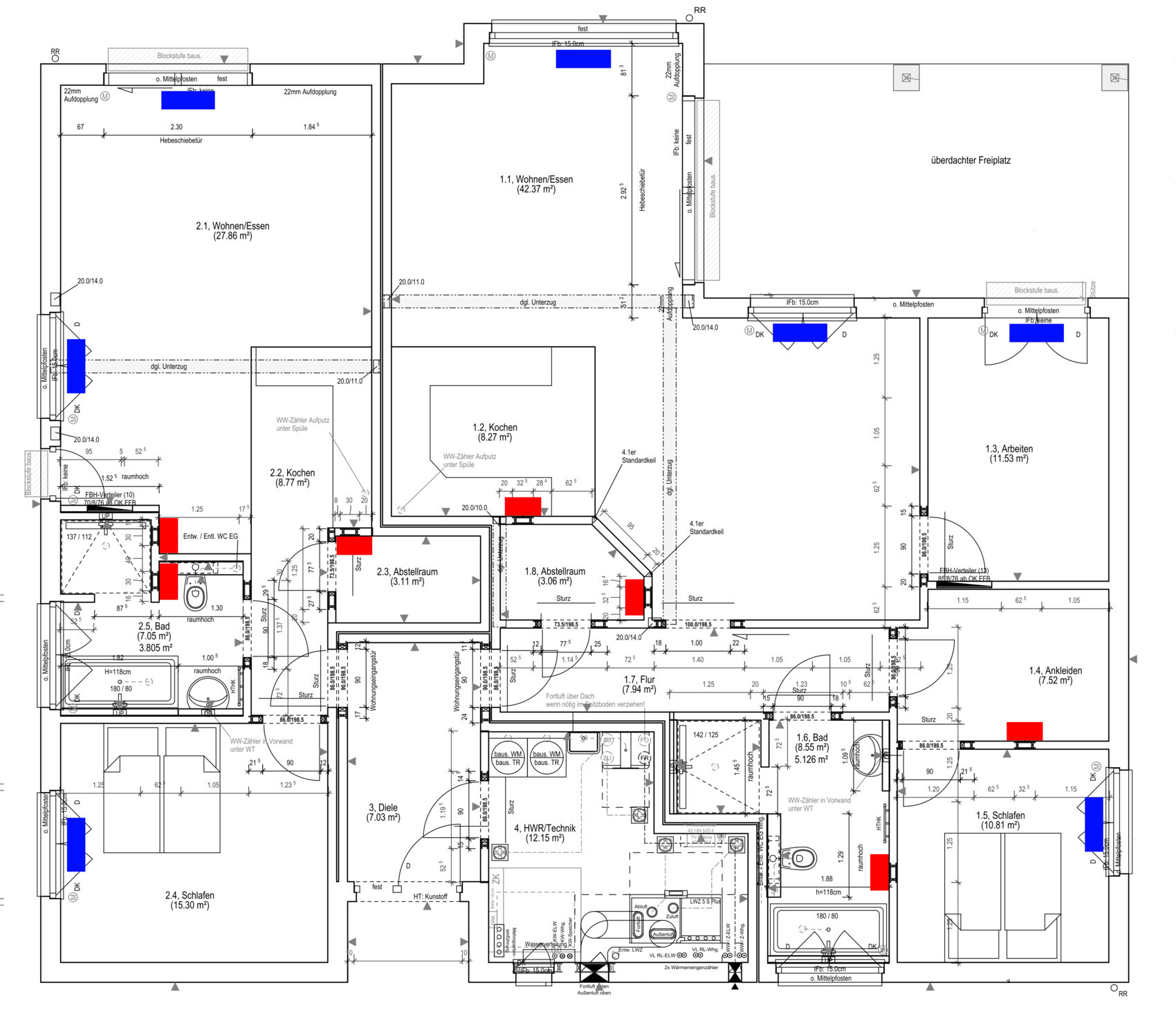 Grundriss eines Hauses mit mehreren Räumen, Türen und Maßangaben; rote und blaue Markierungen