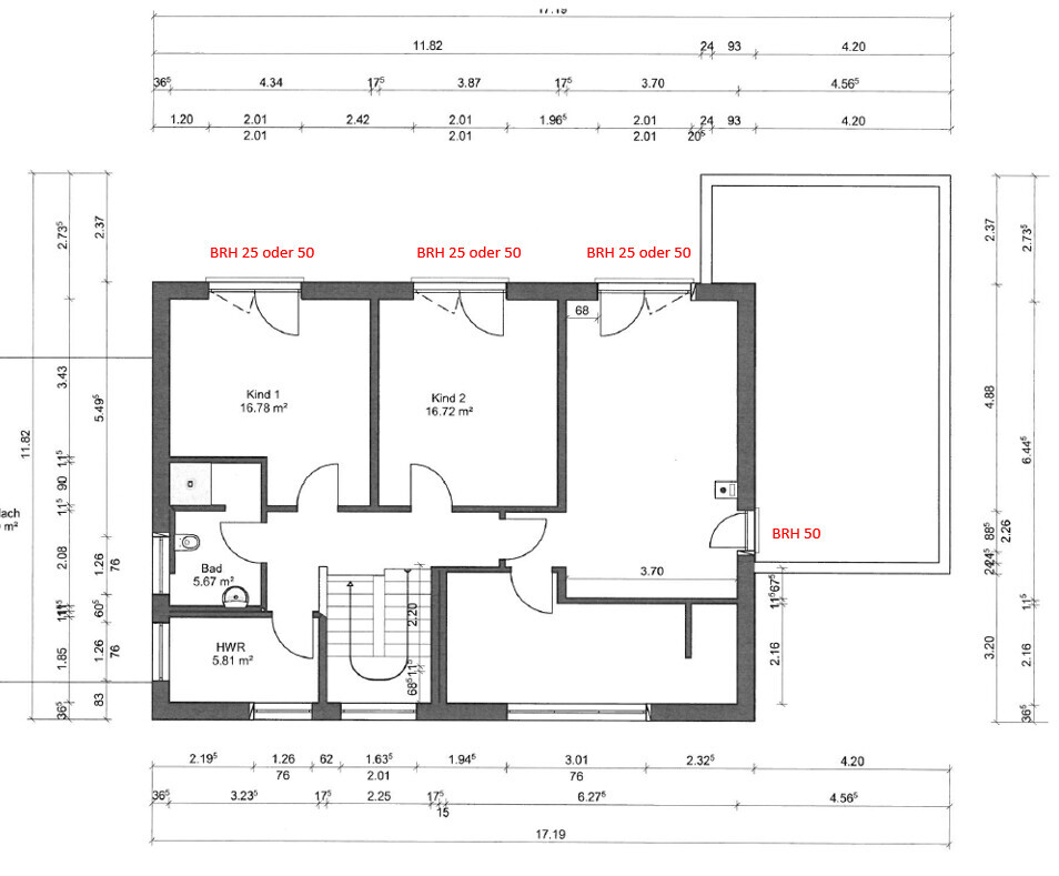 Grundriss eines Hauses: zwei Kinderzimmer, Bad, HWR, Treppe, Flur und rechte Anbau-/Terrassenfläche.