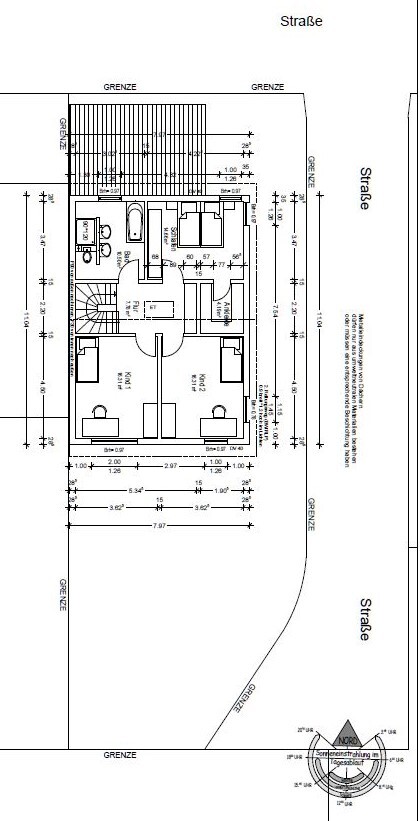 Grundriss eines Hauses mit Innenräumen, Treppe und Straßengrenze.