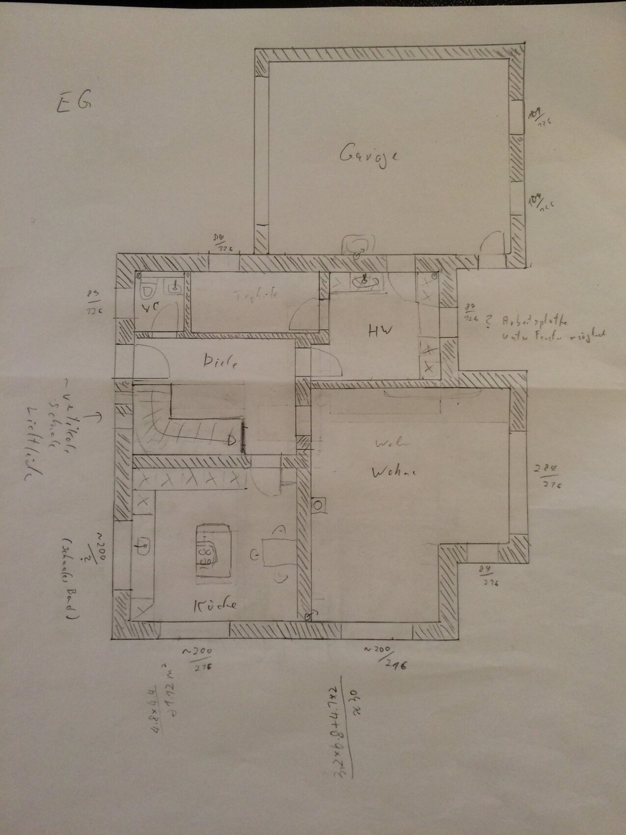 2D-Grundriss eines Hauses mit Garage, Küche, Wohnzimmer und Bad