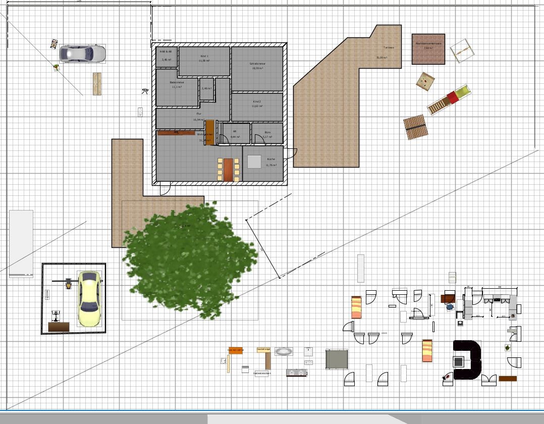Grundriss eines Gebäudes mit Garten, großer Baum, Auto und Möbeln.