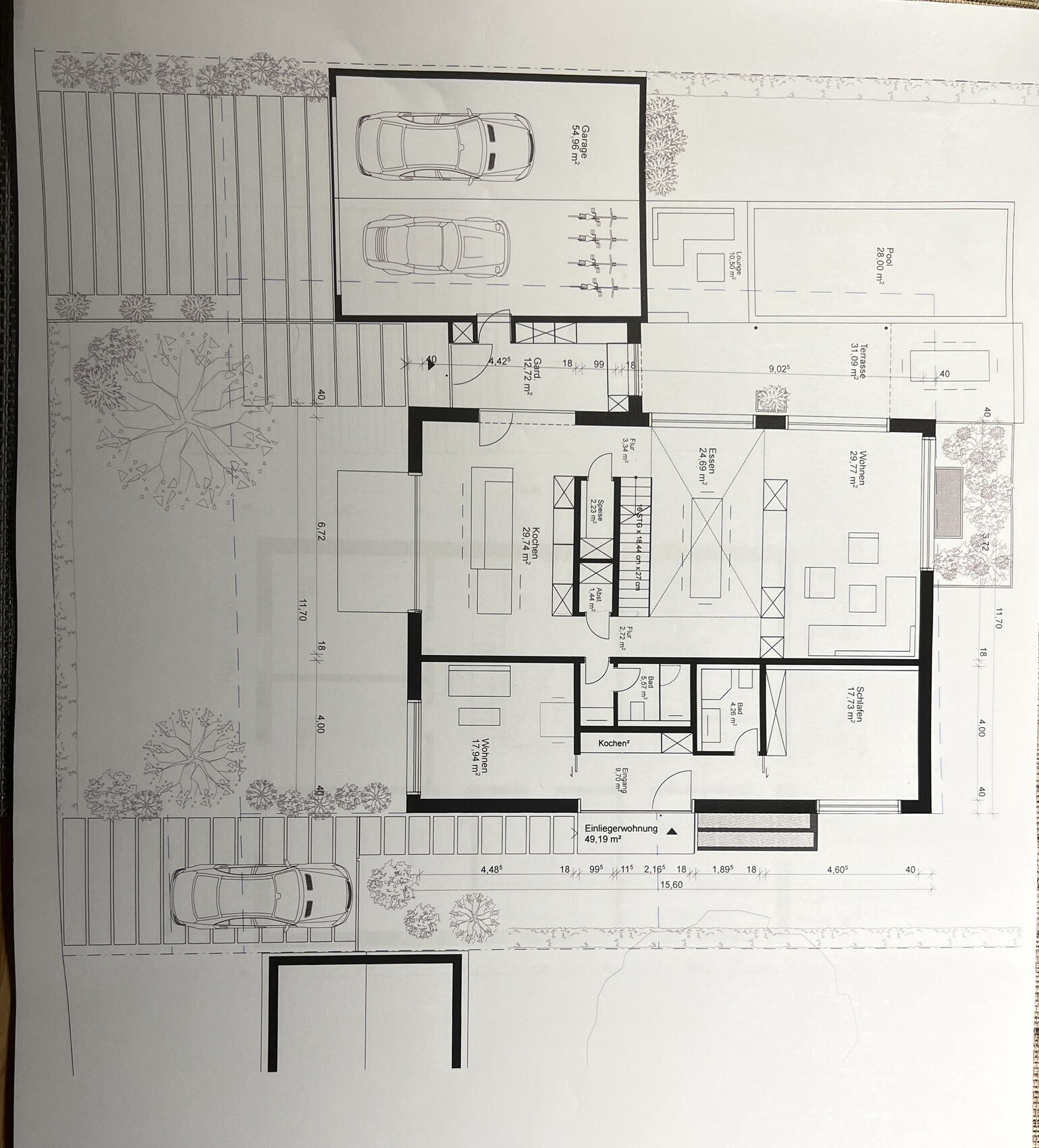 Grundriss eines Hauses mit Garage für zwei Autos, Eingangsbereich, Wohn- und Essbereich, Garten.