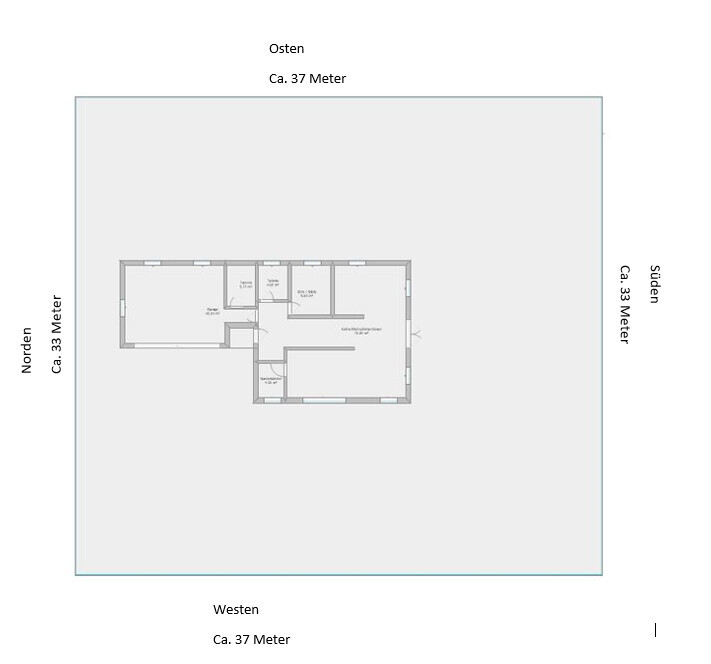 Grundriss eines Hauses mit mehreren Zimmern und Flur; umlaufende Außenbeschriftung der Himmelsrichtungen.