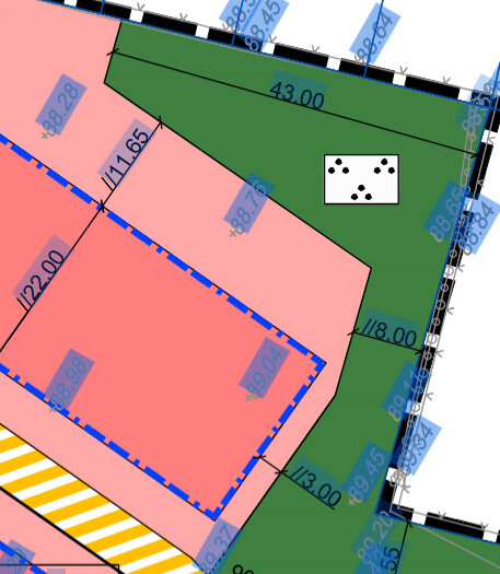 Lageplan: pinke Gebäudefläche, grüne Umgebungsfläche, Maßangaben