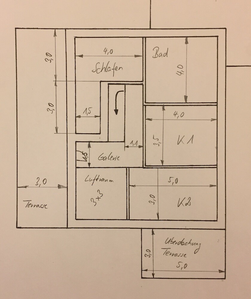 Handgezeichneter Grundriss eines Hauses mit Schlaf-, Bad-, Küche- und Terrassenbereich.