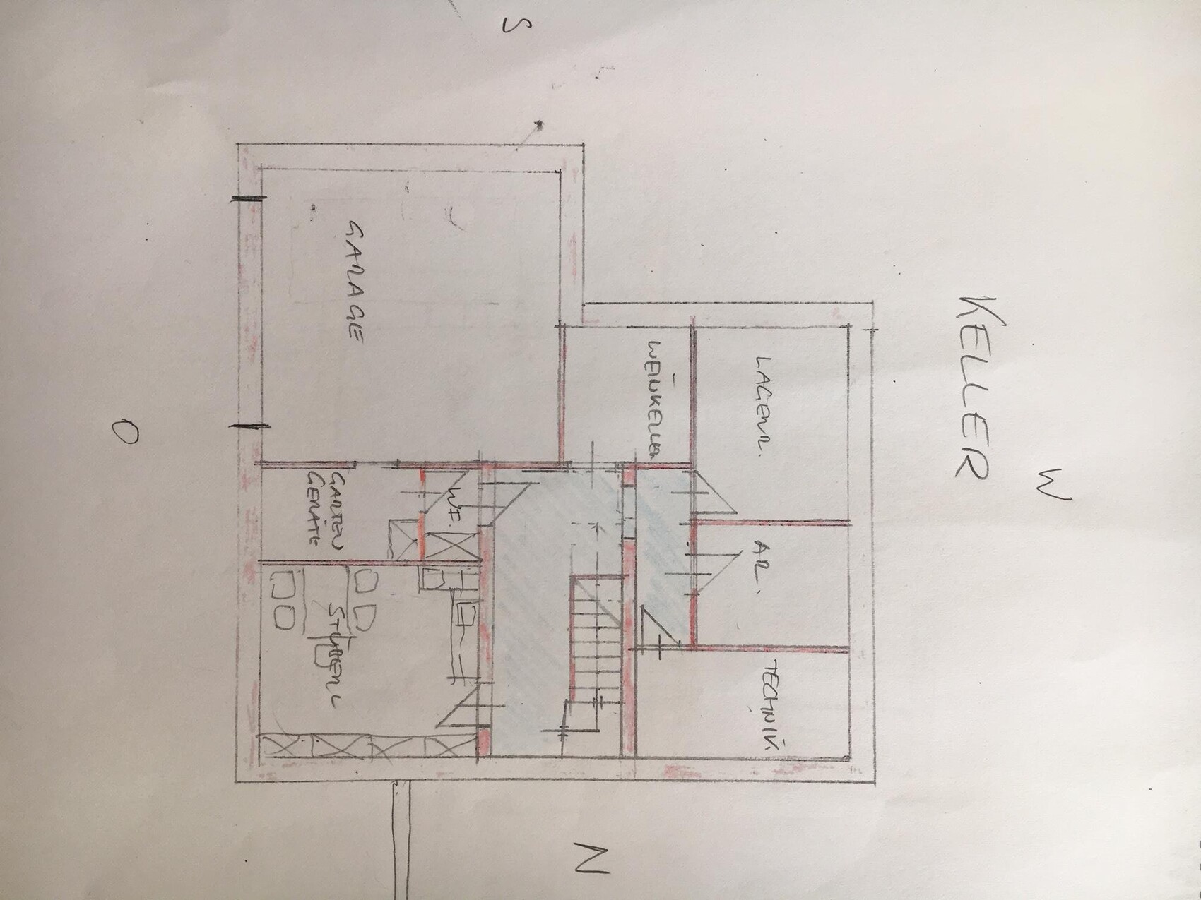 Handgezeichneter Grundriss eines Hauses mit Keller, Lager und Treppen