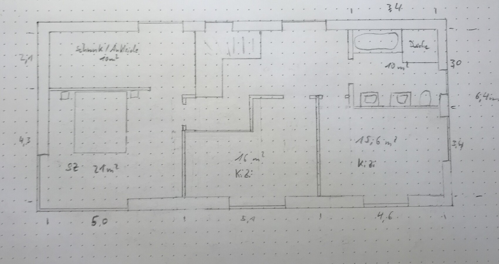 Handgezeichneter Grundrissplan eines Hauses mit Küche, Wohnzimmer und Fluren