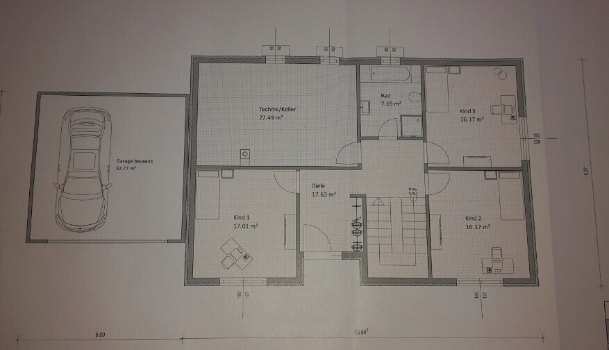 Grundriss eines Hauses mit Garage links, Diele, Bad und drei Kinderzimmer.