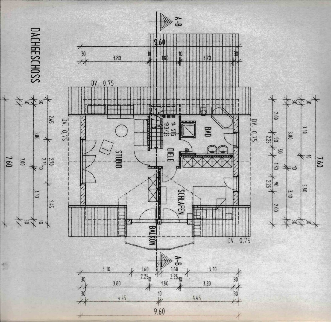 Grundriss einer Wohnung mit Studio, Diele, Schlafen, Bad und Balkon.