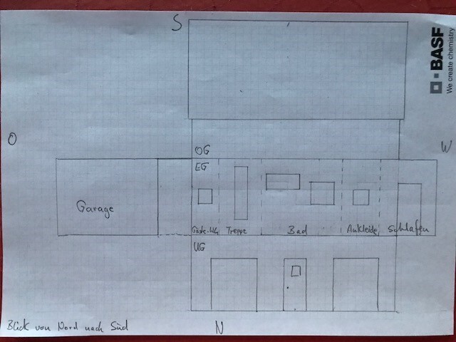 Handgezeichneter Grundriss eines Hauses mit Garage, Bad und Treppe