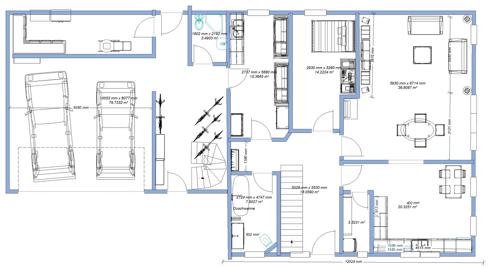 Grundriss eines Hauses: Garage mit zwei Autos, Wohn- und Essbereich, Küche, Schlafzimmer, Bad.
