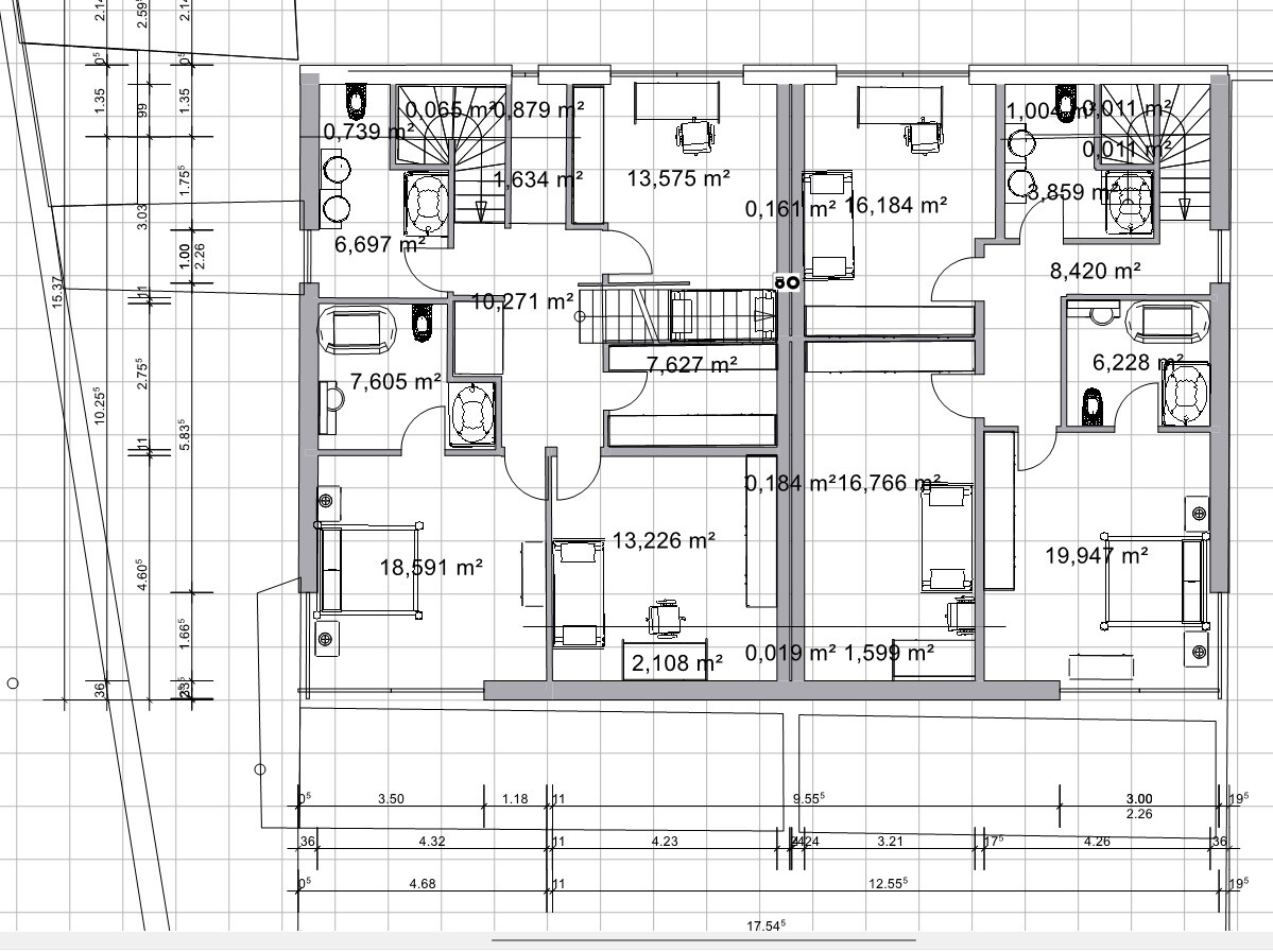 Grundriss eines Wohnhauses mit zwei Wohnungen, Zimmern, Türen und Möblierung.