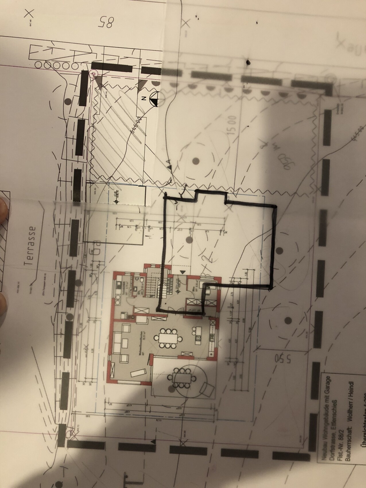 Grundrissplan eines Hauses mit Wohn- und Essbereich, Küche und Terrasse