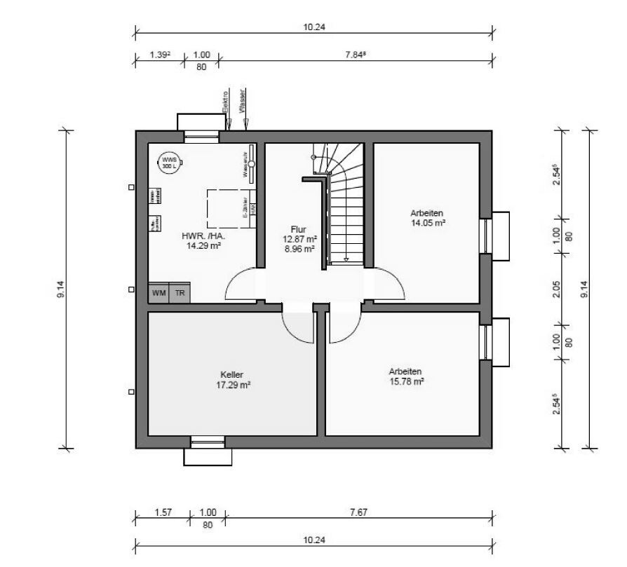 Grundriss eines Hauses mit Keller, Arbeitsräumen und Flur im Untergeschoss.