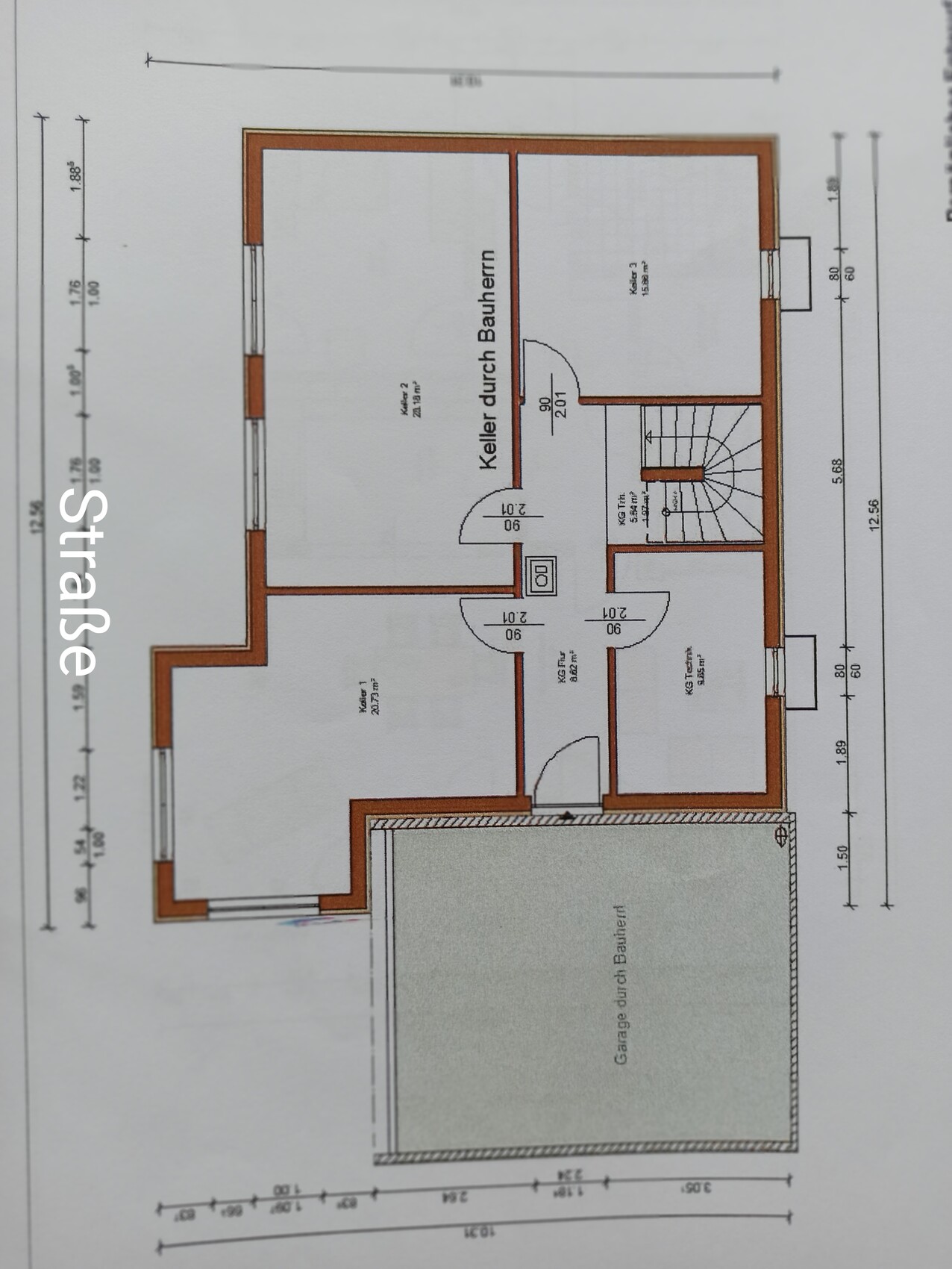 Grundriss eines Kellers mit Treppenhaus, mehrere Räume und angrenzende Garage