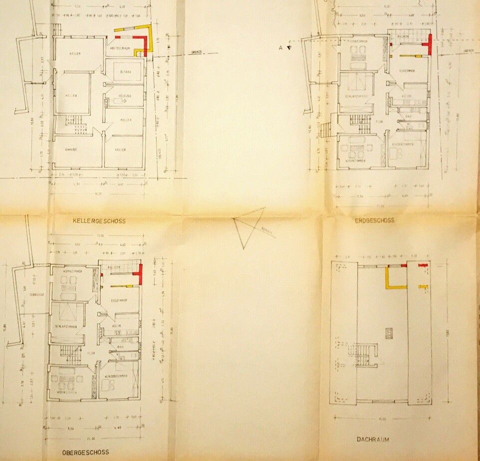Mehrteiliger Bauplan mit Grundrissen von Keller, Erdgeschoss und Obergeschoss.