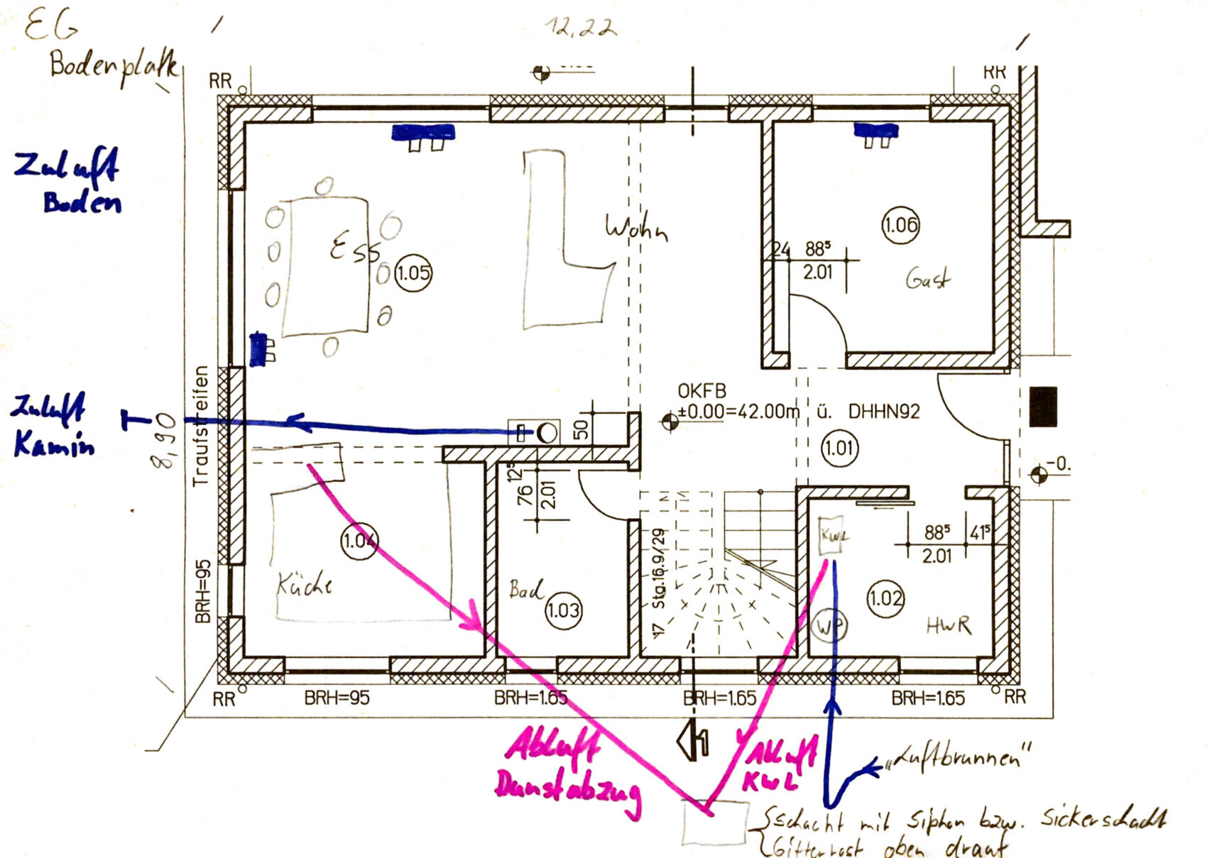 Grundriss eines Hauses: Küche unten links, Bad in der Mitte, Wohnbereich oben, Gästezimmer rechts.