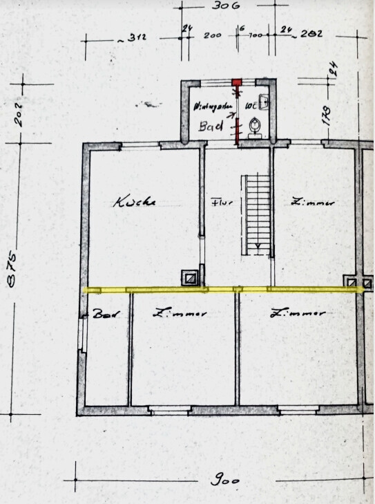 Grundriss eines Hauses mit Küche, Bad, drei Zimmern und Treppe
