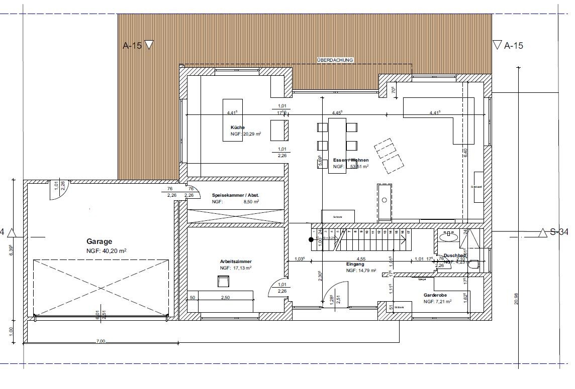 Grundriss eines Hauses: Küche, Essen/Wohnen, Arbeitszimmer, Speisekammer, Garage, Flur und Terrasse.